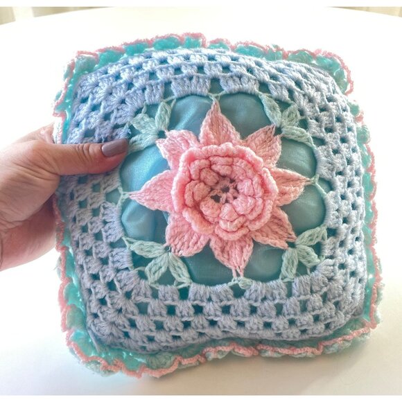 Vintage 1950s crochet cushion pillow, blue and pink crocheted roses - Picture 1 of 8